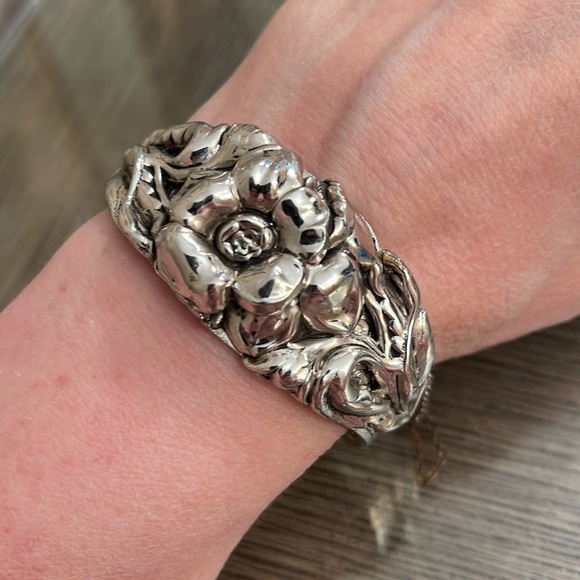 Antique Victorian Silver Plate Flower Repousse Bracelet Hinged Bangle - Picture 12 of 16